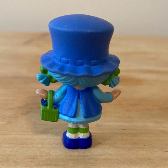 Strawberry Shortcake Blueberry Muffin with Berry Basket Miniature Figurine - Picture 2 of 5